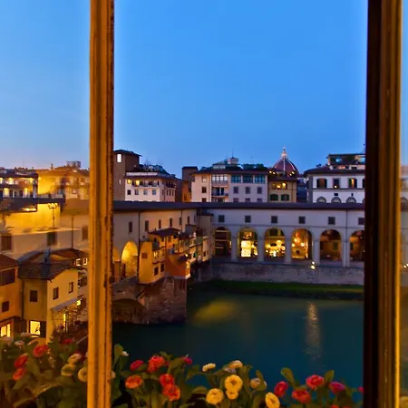 Ponte Vecchio Amazing View Appartamento *